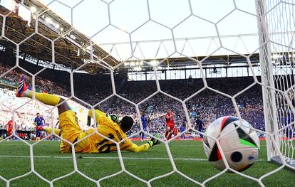 Robert Lewandowski marca el gol de Polonia. 