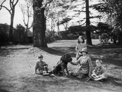 La escritora inglesa Rose Macaulay, en 1925 con la familia del autor Michael Sadlier.