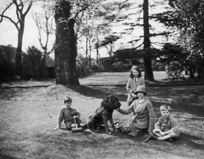 La escritora inglesa Rose Macaulay, en 1925 con la familia del autor Michael Sadlier.