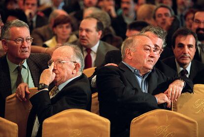 Santiago Carrillo (a la izquierda) y Nicolás Redondo, en la presentación de la campaña del PSOE 'Propuesta de  libertad', de cara a las elecciones en el País Vasco de 2001.