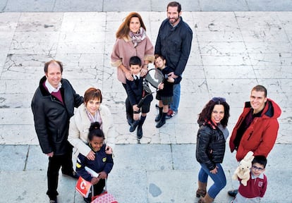 Un grupo de padres con sus hijos en una plaza de Madrid.
