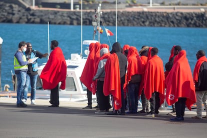 Llegada de inmigrantes al puerto de Arrecife (Las Palmas).