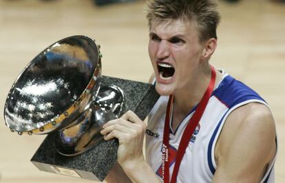 Kirilenko subjecta el trofeu després de guanyar l'Europeu del 2007.