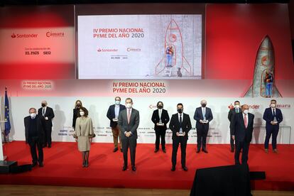 En primera línea, de izquierda a derecha: José Luis Bonet, presidente de la Cámara de Comercio de España; María Jesús Montero, ministra de Hacienda; el rey Felipe VI; Javier Mira, consejero delegado de FacePhi, y Luis Isasi, presidente de Santander España. Detrás de ellos, los otros premiados, acompañados por Isabel Puig, presidenta de la Comisión de Pymes de la Cámara de Comercio de España, y Alejandro Martínez Peón, consejero delegado de Prisa Noticias (segundo por la derecha).