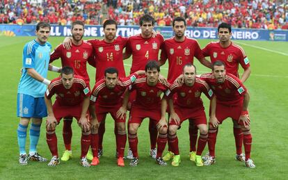 España volvería a fracasar en un campeonato dominado por Alemania. La selección no pasó de la fase de grupos: sus adversarios fueron Países Bajos, Chile y Australia. En la indumentaria de aquel año, la tonalidad roja cobró todo su protagonismo. En esta ocasión, el amarillo de las franjas se sustituyó por un color dorado, también en los extremos de las medias. A lo largo de la camiseta se podían apreciar delgadas líneas en color rojo en dos tonalidades diferentes.