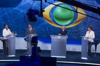 Marina Silva, Aécio Neves, el periodista Boechat y Dilma Rousseff en el debate de la Band.