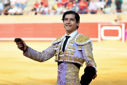 Luis David Adame pasea la oreja que cortó al cuarto toro de la tarde.