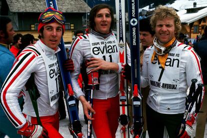 Los esquiadores italianos Piero Gros, Gustav Thoeni y Paolo De Chiesa durante la copa del mundo de esquí alpino de 1974.