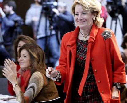 Esperanza Aguirre, en presencia de Ana Botella, durante un desayuno informativo del Foro Madrid del PP, el pasado martes.