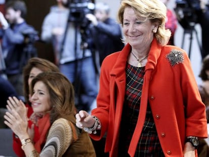 Esperanza Aguirre, en presencia de Ana Botella, durante un desayuno informativo del Foro Madrid del PP, el pasado martes.