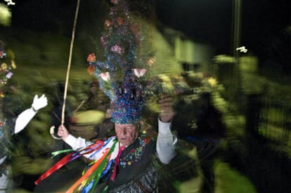 Un boteiro encabeza el desfile amenizando la fiesta en Castiñeira