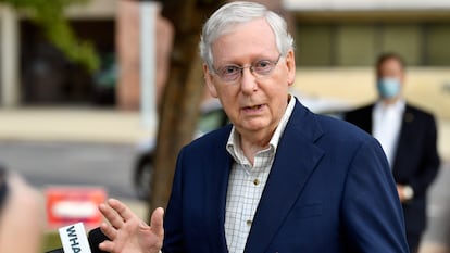 El senador Mitch McConnell, tras depositar su voto este jueves en Louisville, Kentucky.