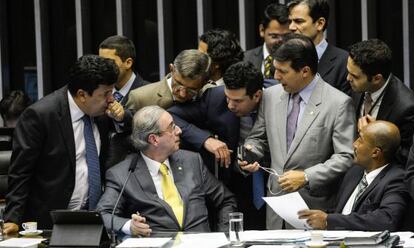 Cunha &eacute; cercado por deputados em meio &agrave; vota&ccedil;&atilde;o da terceiriza&ccedil;&atilde;o.