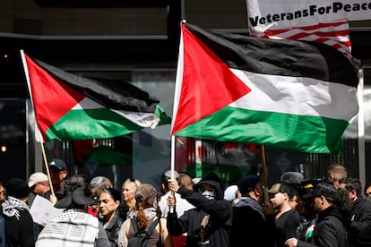 Varios manifestantes con banderas de Palestina se concentran en el Paseo de la Fama para protestar contra la estrella Gal Gadot.
