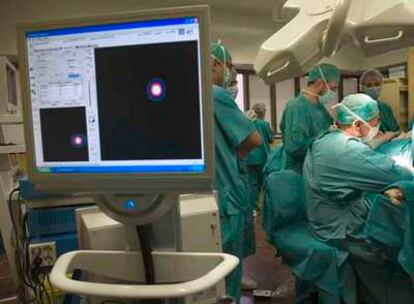 Una intervención de un tumor no palpable de mama con la nueva cámara en el hospital Clínico de Barcelona, el pasado miércoles.