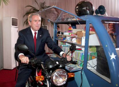 El presidente Bush, montado en una motocicleta en el Palacio Presidencial de Bogor (Indonesia).