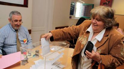 Una mujer vota en la Embajada de España en Montevideo en 2011.