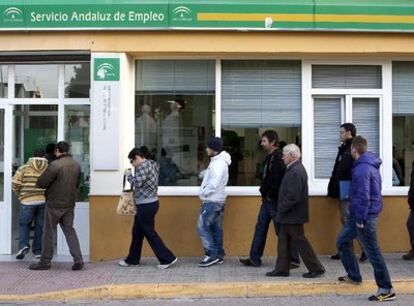 Un grupo de personas guarda cola en la oficina del Servicio Andaluz de Empleo en Chiclana de la Frontera.