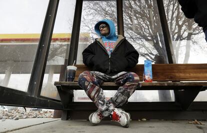 Rodney Rodwell espera el autobús en Lincoln (Nebraska). Rodwell, que tiene discapacidad y trabaja de lo que puede, perdió su coche en 2016. Dice que quiere que Donald Trump mantenga su promesa de campaña para detener la inmigración ilegal, que él culpa por el bajo salario que recibe. También espera que Trump legalice la marihuana medicinal a nivel nacional.