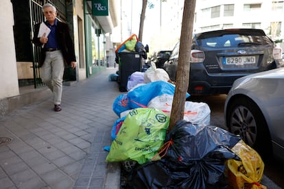 Bolsas de basura en contenedores saturados en Madrid, este lunes. 
