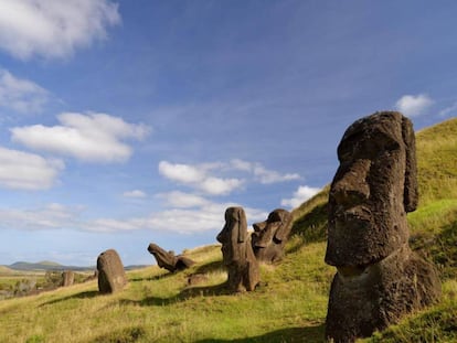 Varios moáis en la Isla de Pascua.