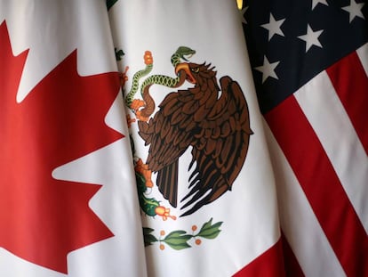 Las banderas de Canadá, México y Estados Unidos, que organizarán de forma conjunta la Copa del Mundo de Fútbol de 2026.