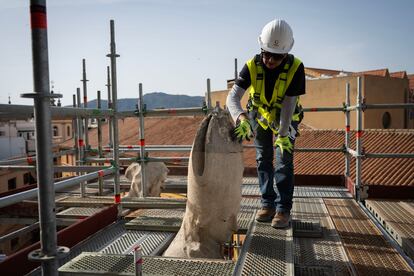 Reyes muestra una de las figuras que tiene que ser sometida a restauración y limpieza.