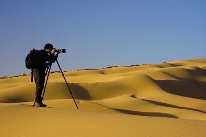 Un fotógrafo en el desierto cercano a Merzouga, en Marruecos.