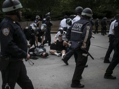 La policía de Nueva York detiene a manifestantes durante una protesta por la muerte de George Floyd, en 2020.