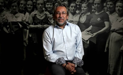 El periodista turco Can Dündar, en la Fundación Anselmo Lorenzo, en Madrid, el pasado mayo.