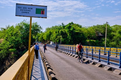 El puente sobre el río Zambeze  comunica Zimbabue y Zambia.