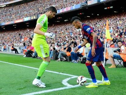 Neymar enfrenta a Rulli, la temporada pasada en el Camp Nou.