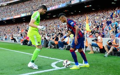 Neymar enfrenta a Rulli, la temporada pasada en el Camp Nou.