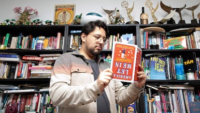 Felipe Torres Medina con un ejemplar de su libro 'America: Let Me In,' en su apartamento de Nueva York, en febrero de 2025.