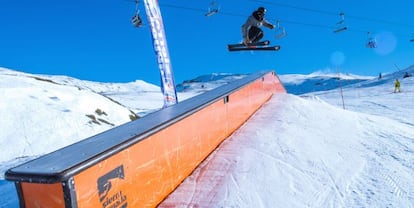 Un esquiador, en una de las pistas de Sierra Nevada.