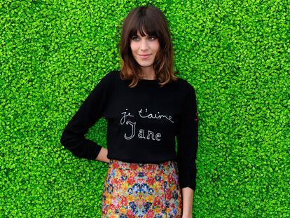 Copia el look: camiseta negra y falda estampada como Alexa Chung