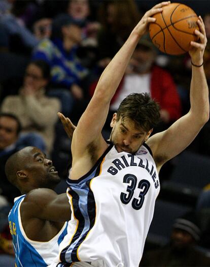 Marc Gasol lucha por un balón antye un jugador de New Orleans