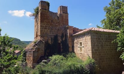 Ruinas de la torre y la iglesia de San Miguel, en el pueblo burgalés de Tubilla del Agua.