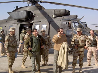 José María Aznar y Federico Trillo, junto a un Cougar, en la base de Diwaniya (Irak), en diciembre de 2003.