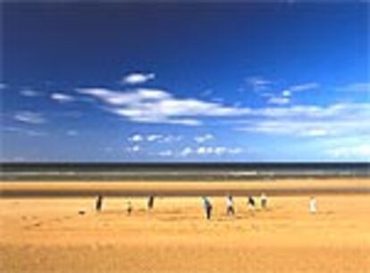 La playa de Omaha, en Normandía, fue el lugar del desembarco de las tropas aliadas durante la Segunda Guerra Mundial, el 6 de junio de 1944.