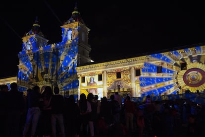 Sobre la iglesia de San Francisco se proyectaron paisajes de Quito y símbolos como el cóndor y el sol Inca. El artista francés también refleja la historia de Cantuña, un albañil que pactó con el diablo la construcción de la iglesia y al que burló con la picardía de su ingenio.