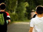 Un grupo de adolescentes se dirige a un partido.