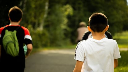 Un grupo de adolescentes se dirige a un partido.