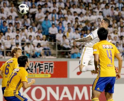 Fernando Torres, jugador español del Sagan Tosu, golpea el balón de cabeza durante el partido contra el Vegalta Sendai.
