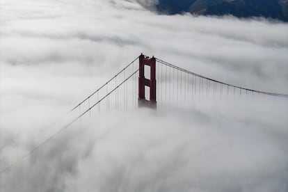 El Golden Gate de San Francisco, envuelto en niebla. 