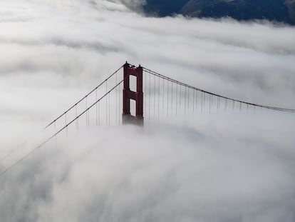 El Golden Gate de San Francisco, envuelto en niebla.