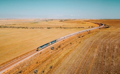 “Un viaje a bordo del icónico Indian Pacific lo llevará rápidamente entre Perth, Adelaida y journeybeyondrail.com.au