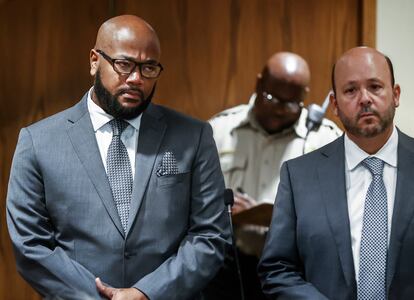 Shelby County Corrections deputy Stevon Jones, left, appears in court, Friday, Oct. 27, 2023, in Memphis, Tenn