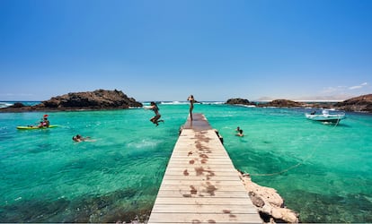 Los enormes valores paisajísticos y naturales del islote de Lobos le han valido la declaración de Parque Natural. La Caleta es su playa principal.