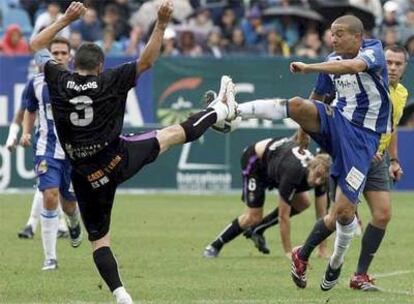 Baha (Málaga) y Marcos (Valladolid) disputan un balón